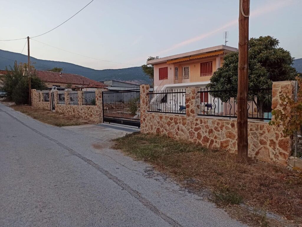 Περίφραξη πέτρας με μεταλλική πόρτα