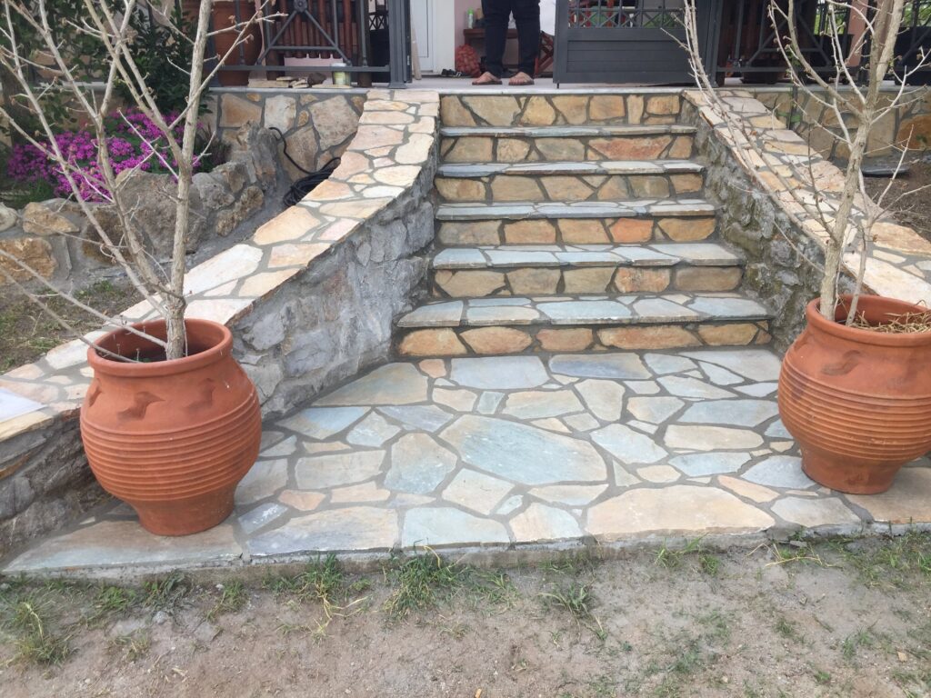 Σκάλα και αυλή με πίθους