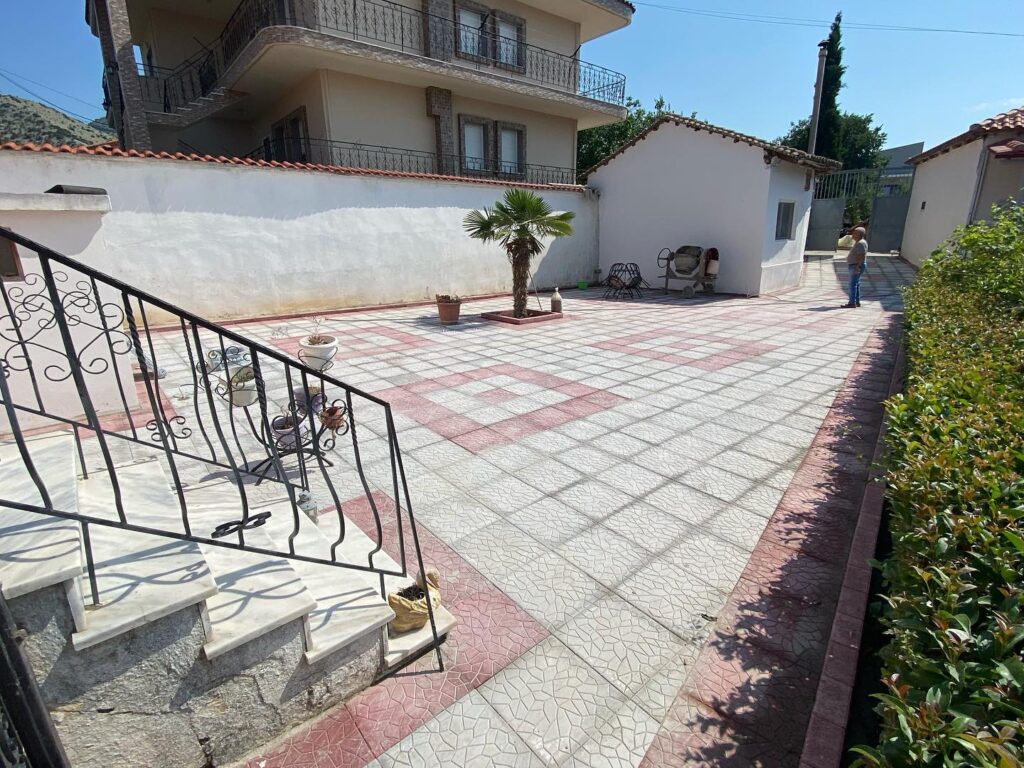 Δάπεδο αυλής με πλακόστρωση