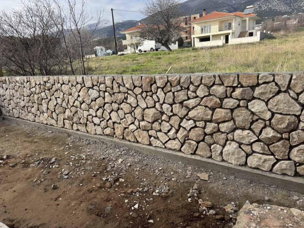 Πέτρινο τοιχίο σε αυλή