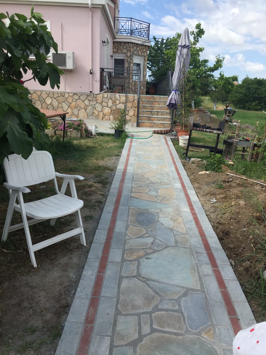 Διάδρομος κήπου με πέτρα